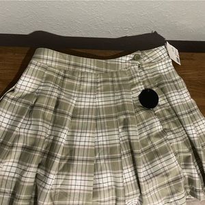 Cute NWT plaid pleated skirt!